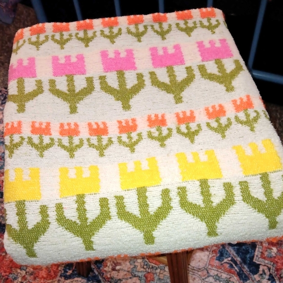 TULIP FIELD Throw Blanket by Urban Outfitters - Picture 9 of 9